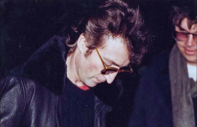 John Lennon kí tên cho Trapman ngay trước khi bị ám sát, khoảnh khắc gây chấn động thế giới.