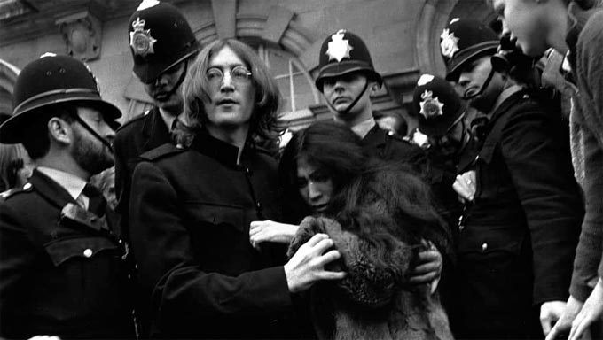 John Lennon và Yoko Ono bị cảnh sát Anh bắt.