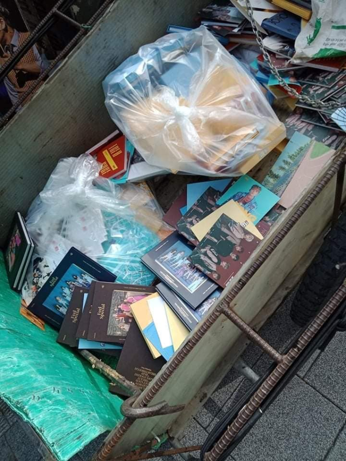 Nhiều vỏ album bị vứt thùng rác sau khi fan bóc lấy ruột