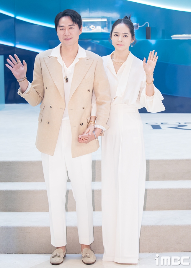 Cặp đôi vàng của màn ảnh Hàn Quốc nắm tay nhau...