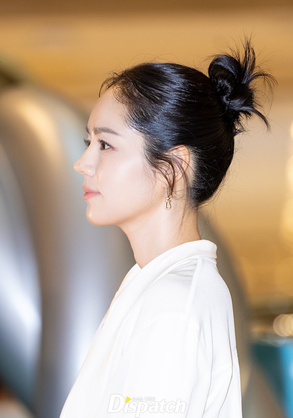 Cận cảnh góc nghiêng sắc nét cùng sống mũi hoàn hảo của Han Ga In. Nữ diễn viên được mệnh danh là mỹ nhân có chiếc mũi đẹp nhất Hàn Quốc. Đặc biệt, mũi của Han Ga In cao thẳng tự nhiên, hoàn toàn không 