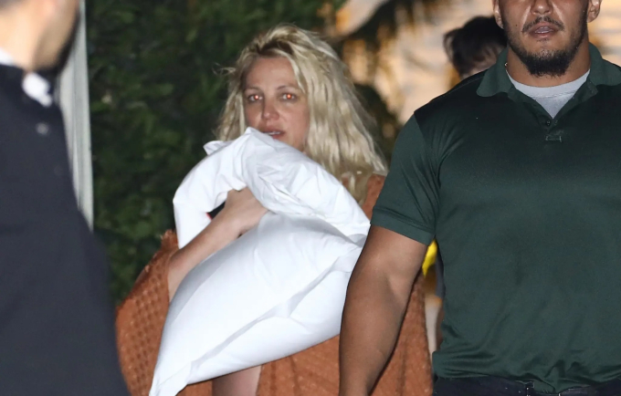 Britney Spears tơi tả, dùng chăn quấn quanh người sau nghi vấn xô xát với bạn trai ở khách sạn