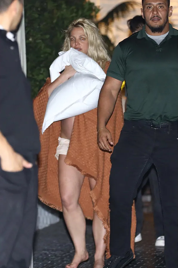 Britney Spears tơi tả rời khách sạn sau khi bị những người dân phòng bên cạnh gọi cảnh sát.