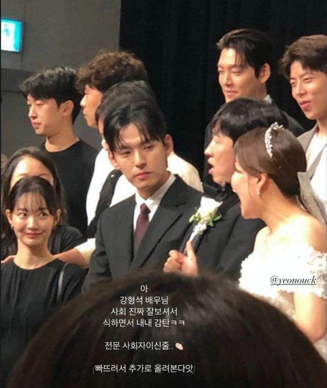 Tháng 8 năm ngoái, 2 ngôi sao tham dự hôn lễ của quản lý Shin Min Ah. Khi ấy, cộng đồng mạng đã phát sốt trước ánh mắt thâm tình Kim Woo Bin dành cho bạn gái