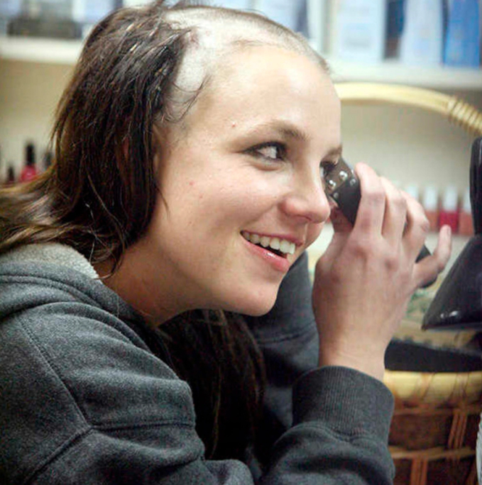 Hình ảnh Britney Spears tự cạo tóc trở thành hình ảnh 