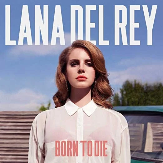 Màu nền và dòng chữ trắng được nhận xét giống album Lana Del Rey 