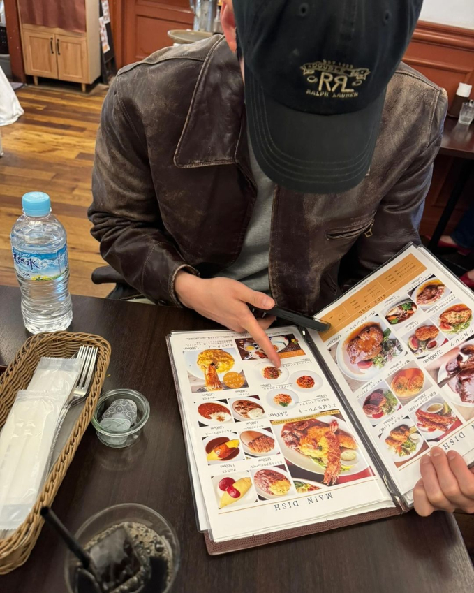 Kim Woo Bin vừa chia sẻ trên trang Instagram loạt ảnh được chụp khi tới 1 nhà hàng dùng bữa. Tài tử sinh năm 1989 khiến người hâm mộ mê mẩn trước nhan sắc điển trai cùng nụ cười cuốn hút
