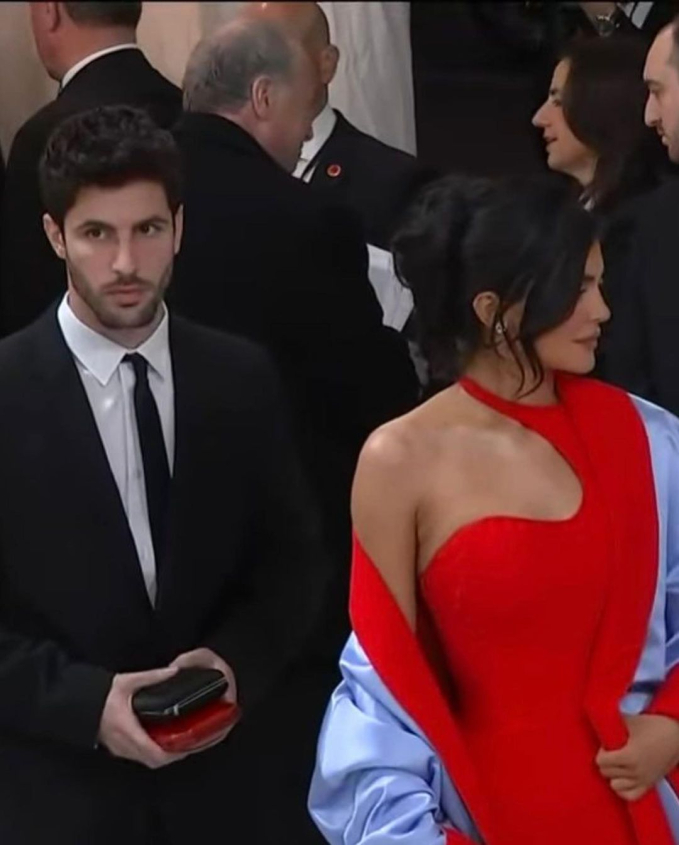 Eugenio Casnighi bỗng chiếm sóng mạng xã hội sau khi hộ tống Kylie Jenner tại Met Gala 2023