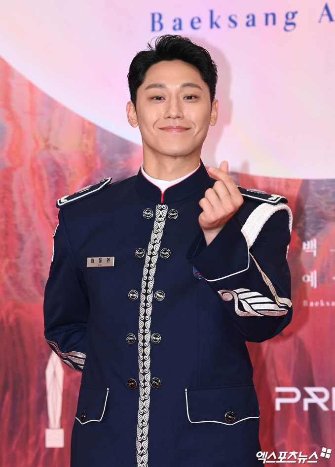  Nam chính Exhuma nhiệt tình bắn tim trên thảm đỏ Baeksang 2024  