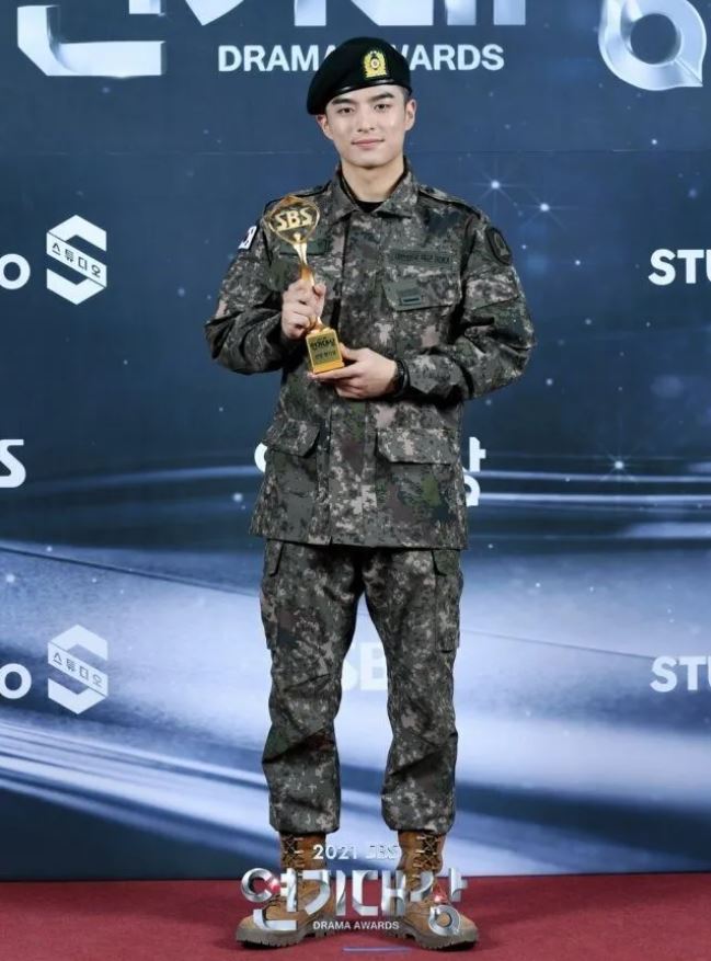 Tương tự, nam diễn viên Son Sang Yeon cũng từng diện luôn bộ quân phục lên thảm đỏ SBS Drama Awards 2021