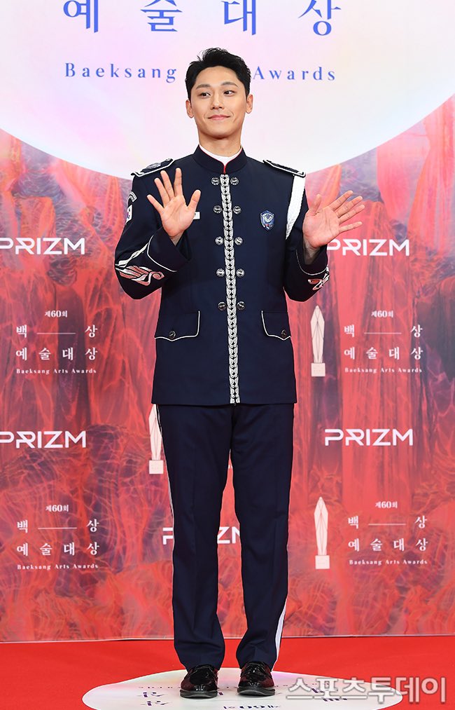 Lee Do Hyun điển trai khi diện quân phục đến Baeksang Arts Awards 2024. Nam diễn viên khiến netizen không khỏi bất ngờ khi xuất hiện tại Baeksang năm nay. Bởi vì hiện tại, bản thân anh vẫn đang trong thời gian nhập ngũ