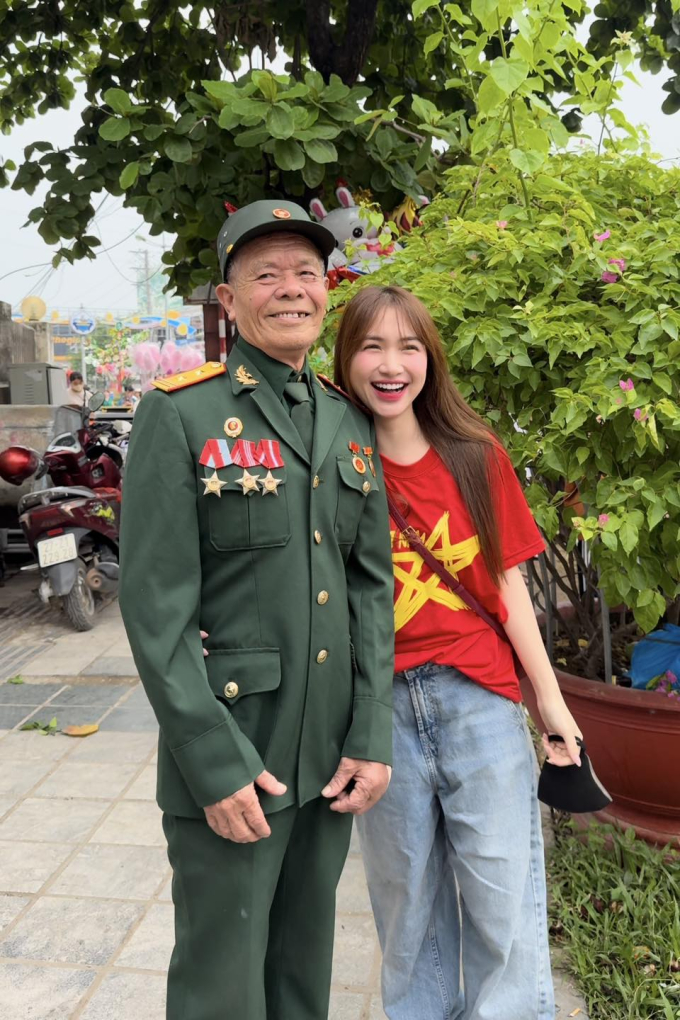 Hòa Minzy cho biết cô đưa ông nội đến Điện Biên theo dõi buổi lễ kỷ niệm 70 năm Chiến thắng Điện Biên Phủ