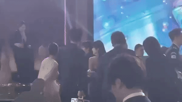 Lee Do Hyun - Lim Ji Yeon tương tác đầy tình cảm trong hậu trường lễ trao giải Baeksang. Trên các diễn đàn, nhiều khán giả hy vọng sớm được chứng kiến hôn lễ thế kỷ của cặp đôi đình đám