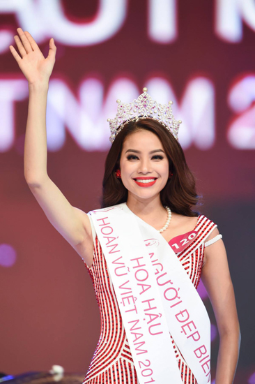 Phạm Hương đăng quang Hoa hậu Hoàn vũ Việt Nam vào năm 2015 và trở thành người đẹp được công chúng quan tâm