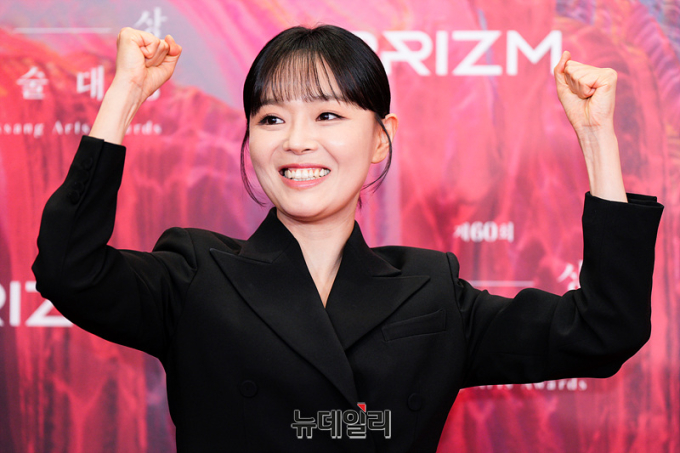 Nữ diễn viên họ Lee là 1 trong những nghệ sĩ được tận hưởng niềm vui chiến thắng tại Baeksang năm nay
