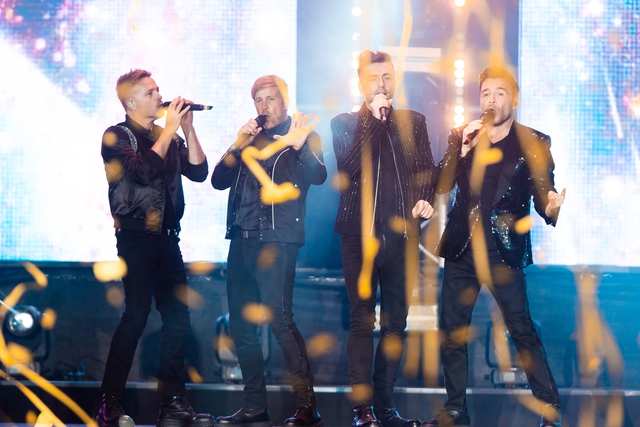 Mark trình diễn cùng các thành viên Westlife tại đêm nhạc ở Việt Nam tháng 11/2023.