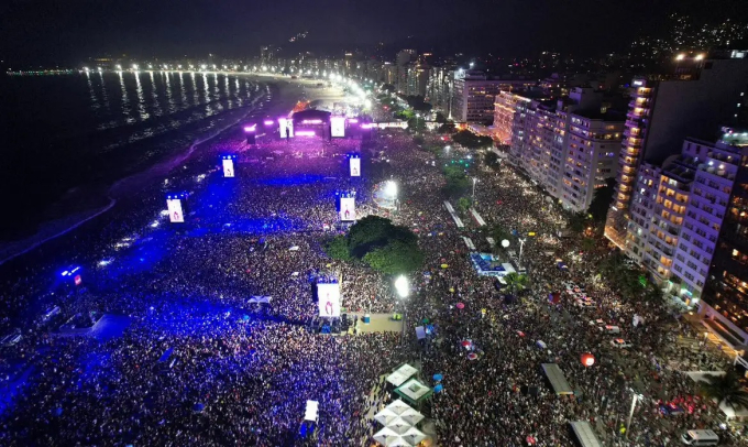Đám đông hơn 1.6 triệu khán giả trong concert lịch sử của Madonna tại Rio.