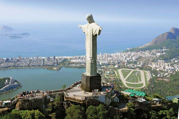 Tượng Chúa Cứu Thế là biểu tượng của thành phố Rio.