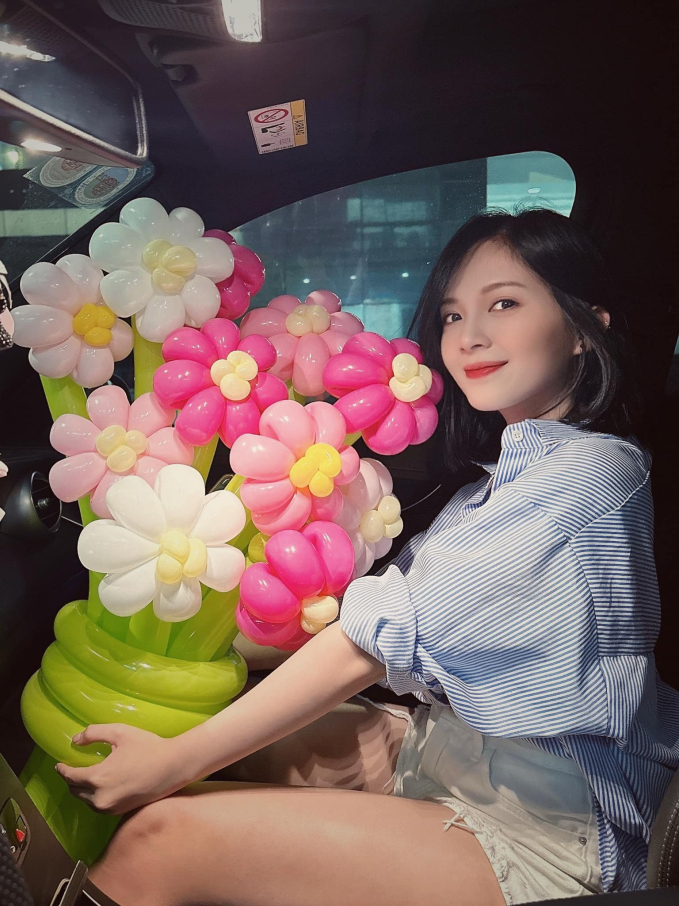 Trong cuộc sống đời thường, nữ diễn viên chọn phong cách thời trang nhẹ nhàng, dễ thương