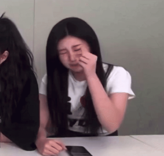 Nữ idol 16 tuổi hạnh phúc khi có fan gửi bình luận động viên