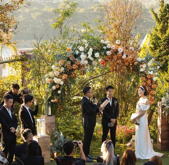 Sau đó, cả hai tổ chức tiệc cưới tại một sân vườn lãng mạn ở lưng đồi Đà Lạt