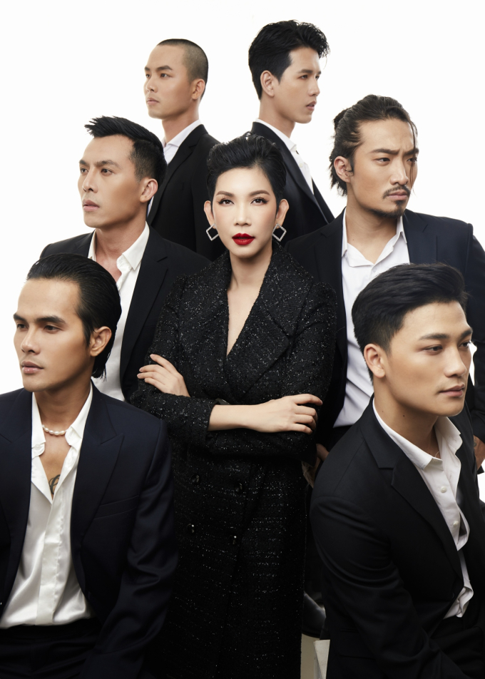 Năm 2022, Vũ Linh (thứ 3 từ trái sang) ghi chú ý khi lọt vào Top 10 The Next Gentleman và sau đó được cử thi Nam vương Hòa bình Quốc tế