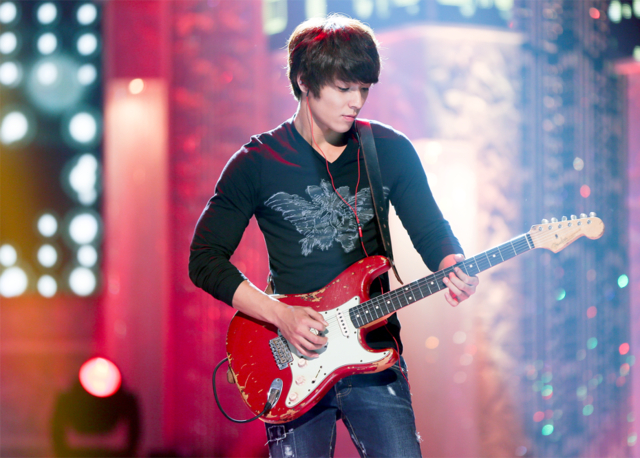 Choi Jong Hoon debut năm 2007, từng là trưởng nhóm, guitarist, và keyboard của ban nhạc rock đình đám xứ Hàn FT Island