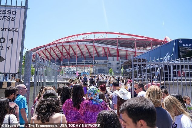 Fan ở Lisbon phải chờ đợi trong cái nắng gắt
