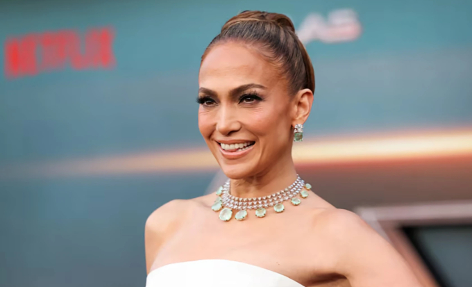 J.Lo trượt dài trong sự nghiệp: album cực flop, tour diễn ế ẩm