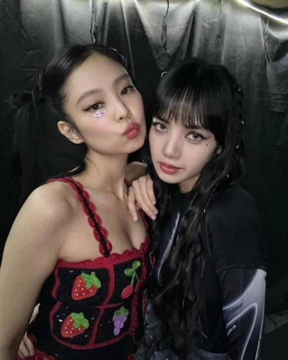   Jennie như muốn đập tan tin đồn cạch mặt Lisa với 3 động thái liên tiếp nhằm ủng hộ MV comeback solo của cô em út   