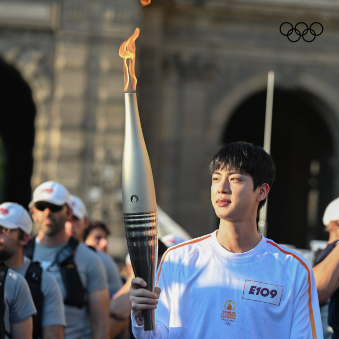 Jin gây sốt toàn cầu với màn xuất hiện tại Olympic Paris