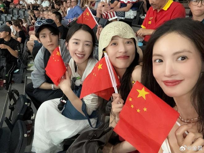 Châu Vũ Đồng đi xem Olympic Paris 2024 cùng đồng nghiệp trong showbiz