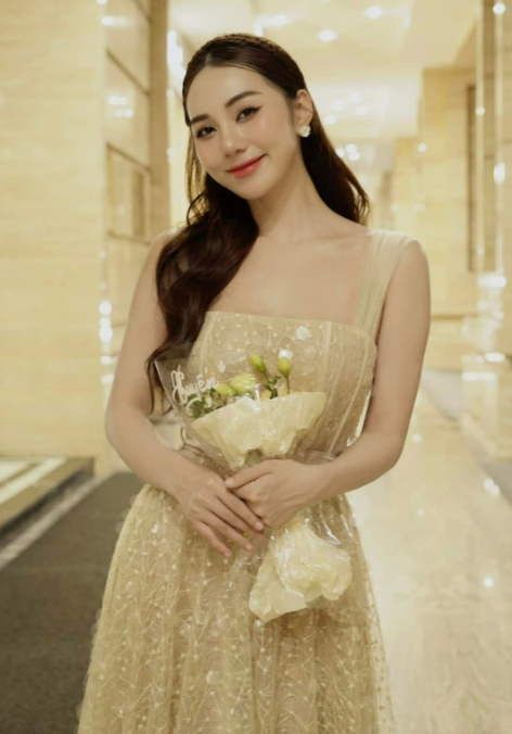Á hậu 9X lên tiếng tin là người thứ 3, hám fame