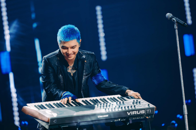 Cường Seven khoe tài năng chơi keyboard, rap, hát và nhảy ngay trên sân khấu mở màn