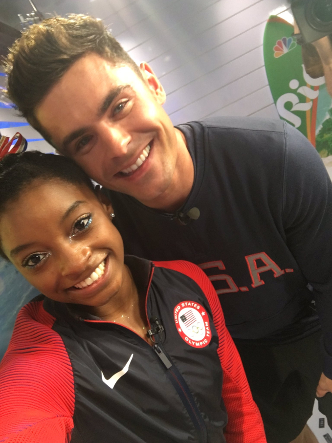 ... và chúc mừng ngôi sao thể dục dụng cụ Simone Biles mang huy chương vàng về cho nước Mỹ.