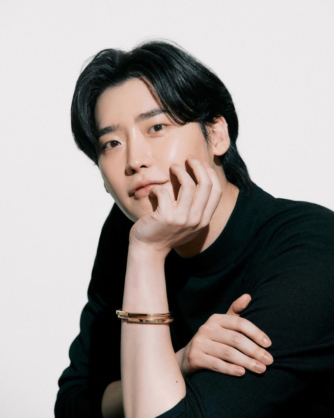 Dân tình xứ Hàn đang bàn tán xôn xao về lý do Lee Jong Suk chưa tham gia bất cứ bộ phim nào của Netflix. Họ nghi ngờ nam diễn viên và nền tảng này có mối bất hòa sâu sắc sau vụ hợp tác 