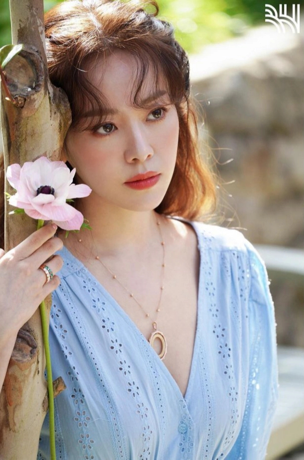 Han Ji Min trở nên nổi tiếng trên toàn châu Á nhờ thành công của nhiều tác phẩm truyền hình ăn khách