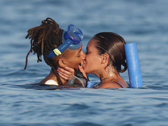 Jaden Smith tình tứ hôn hot girl Khleopatre ở Ibiza, Tây Ban Nha