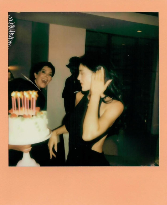Timothée Chalamet (đội mũ) xuất hiện thấp thoáng trong những bức ảnh sinh nhật Kylie Jenner vào ngày 10/8 vừa qua 