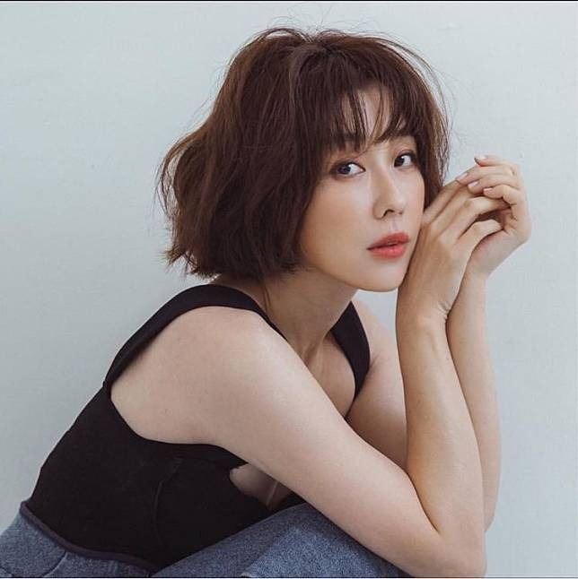 Mỹ nữ đang được hàng triệu fan truy lùng chỉ nhờ 17 giây xuất hiện bên “Thiên vương”