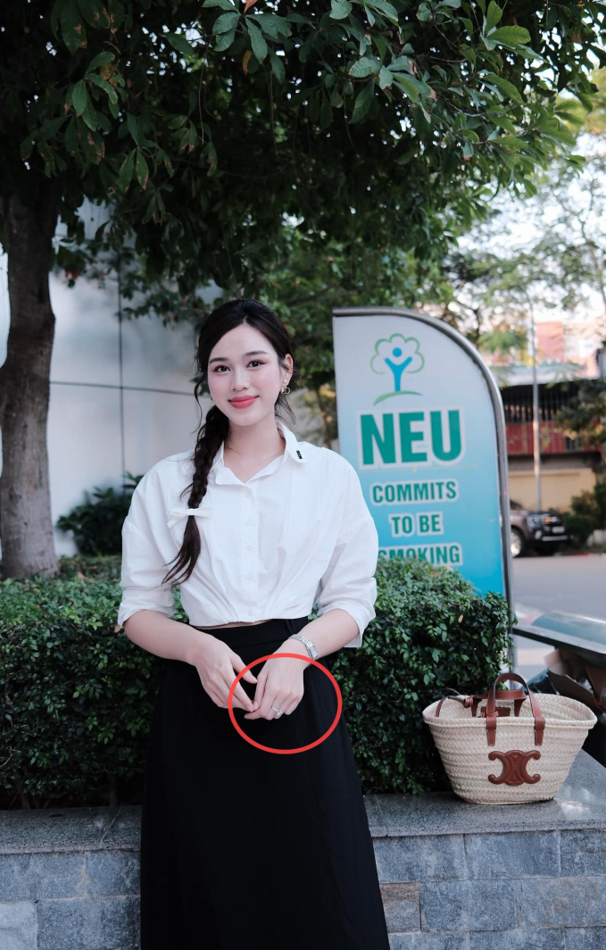 Netizen nghi vấn cô đang 