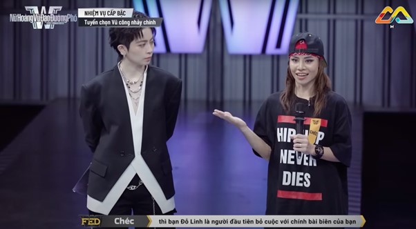 Chéc (F.E.D) đã lên tiếng vì quá bất bình với lựa chọn của ban giám khảo. Cô nàng chia sẻ bản thân không phục kết quả vì Đỗ Linh là người đầu tiên từ bỏ việc thuyết phục các trưởng nhóm khác lựa chọn vũ đạo của mình