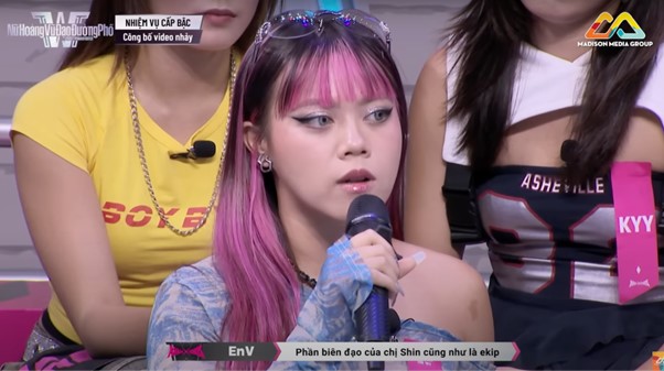EnV (HANOI X GIRLS) thẳng thắn chia sẻ vũ đạo gốc của Shin (SALAD) và ekip biên tập đã gánh còng lưng MV của cấp bậc trưởng nhóm, không hài lòng với cách làm việc của Đỗ Linh