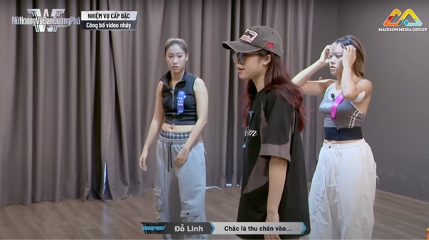   Đảm nhận vị trí nhảy chính nhưng Đỗ Linh khiến đồng đội “ngán ngẩm” vì không nắm rõ động tác…  