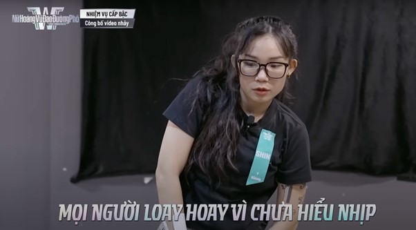   Khả năng truyền đạt kém và sự lơ mơ của Đỗ Linh khiến đồng đội loay hoay trong suốt quá trình tập luyện  