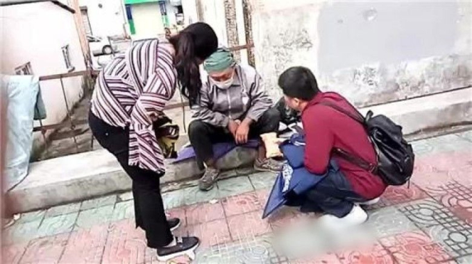 Sau khi tiêu tán sạch tài sản thừa kế của cha mẹ, Lý Truyền phải nhặt rác kiếm ăn qua ngày. Anh ngủ bờ ngủ bụi trên vỉa hè vì không có nhà