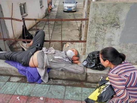 Sao nhí có gia thế khét tiếng showbiz lâm cảnh sống bờ sống bụi, bới rác kiếm ăn qua ngày