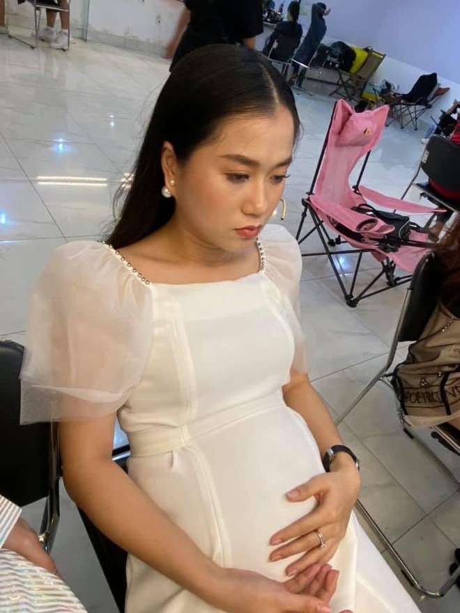 Có sở thích ăn uống, Lâm Vỹ Dạ thường xuyên bị tăng cân mất kiểm soát. Điều này khiến cô rơi vào tình huống dở khóc dở cười bị đồng nghiệp đồn mang thai
