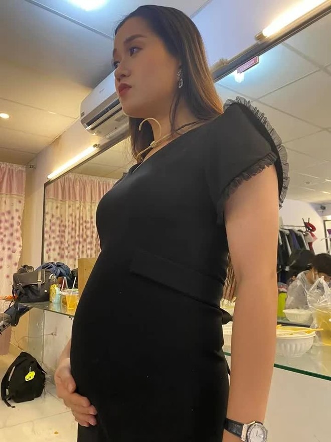 Lâm Vỹ Dạ nói gì khi Trường Giang đồn đang mang thai lần 3 ngay trên sóng truyền hình?