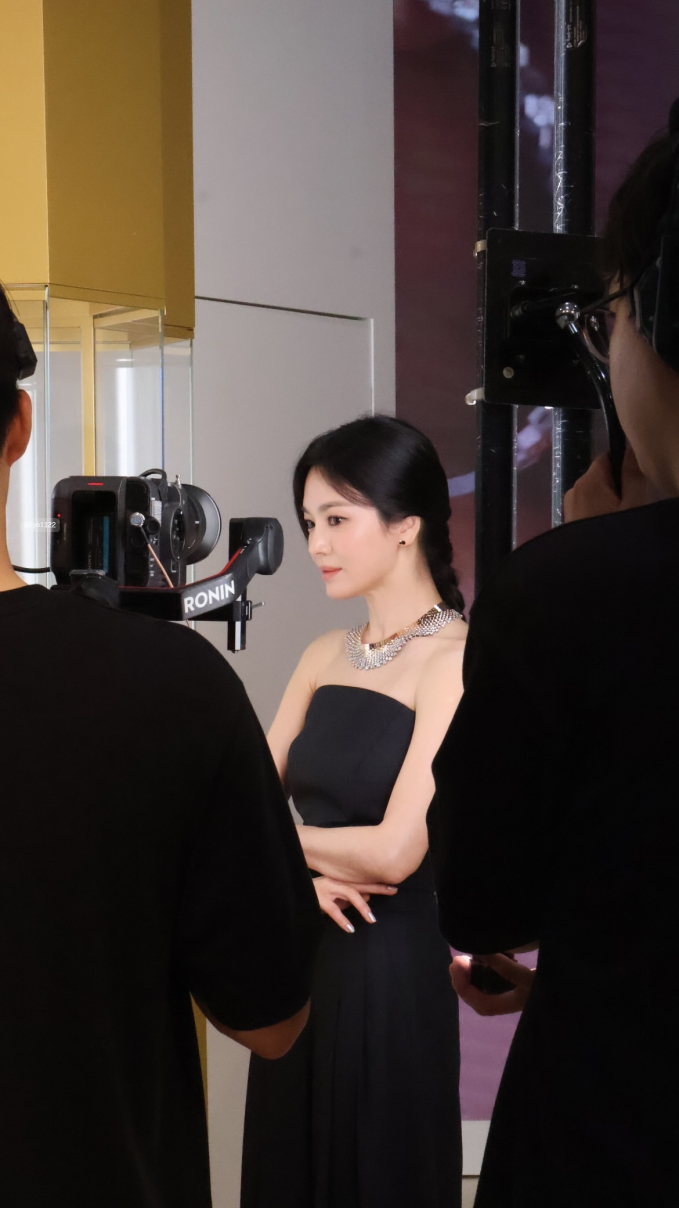 Trong loạt ảnh hậu trường, Song Hye Kyo xinh đẹp và nổi bật đến mức ai nấy đều phải xuýt xoa. Đường nét gương mặt hoàn hảo, làn da không tì vết của nữ diễn viên chấp cả ống kinh cam thường